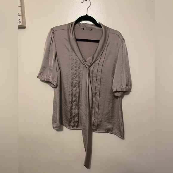 Polyester blouse vintage with built in neck tie, button down, neckline, women L - Picture 2 of 5